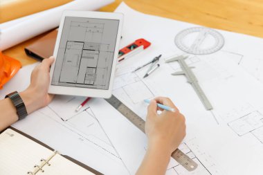 Planlarla çalışan Mühendis ve Mimar, Mühendis Mimarlar ve İç mimari