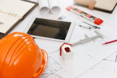 Planlarla çalışan Mühendis ve Mimar, Mühendis Mimarlar ve İç mimari