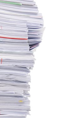 Beyaz arka plan üzerinde izole iş kağıt yığını