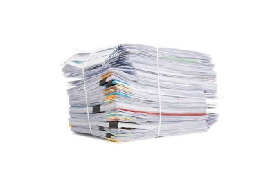 Beyaz arka plan üzerinde izole iş kağıt yığını