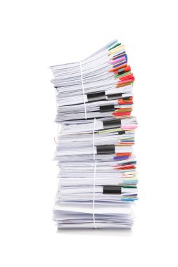 Beyaz arka plan üzerinde izole iş kağıt yığını