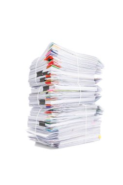 Beyaz arka plan üzerinde izole iş kağıt yığını