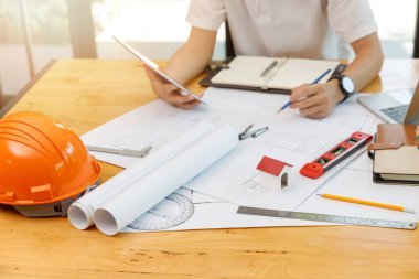 Planlarla çalışan Mühendis ve Mimar, Mühendis Mimarlar ve İç mimari