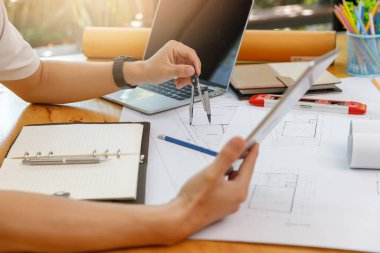 Planlarla çalışan Mühendis ve Mimar, Mühendis Mimarlar ve İç mimari