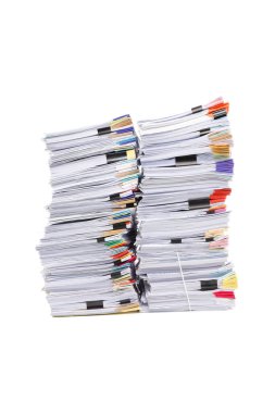 Beyaz arka plan üzerinde izole iş kağıt yığını