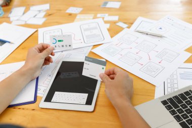 Grafik tasarımcılar cep telefonu mobil bilgisayarı için UX UI tasarım planlama uygulama şablonu şablonu düzeniyle birlikte çalışırlar