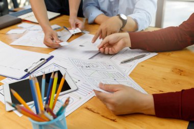 Grafik tasarımcılar cep telefonu mobil bilgisayarı için UX UI tasarım planlama uygulama şablonu şablonu düzeniyle birlikte çalışırlar