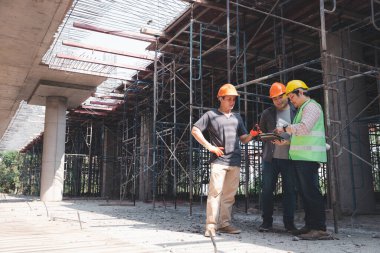 İnşaat mühendisi ve mimar inşaat alanında mavi baskı ile çalışma kavramı