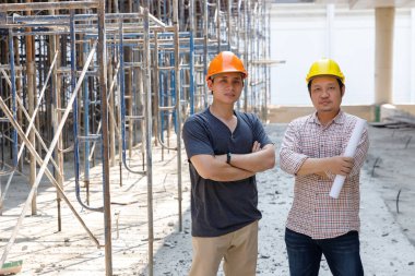 İnşaat mühendisi ve mimar inşaat alanında mavi baskı ile çalışma kavramı