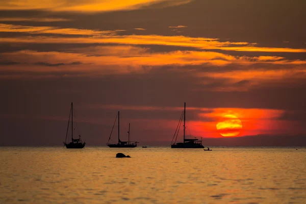 Hermoso cielo de puesta de sol silueta en la isla de Koh Lipe, Tailandia — Foto de Stock