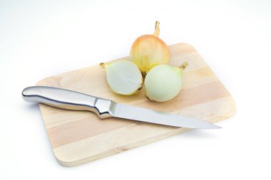 Soğan doğrama kurulu üzerinde