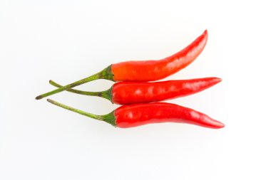 Beyaz arkaplanda kırmızı biber izole edilmiş