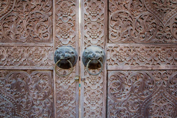 Close up traditional Thai style wooden door — Stock Photo, Image