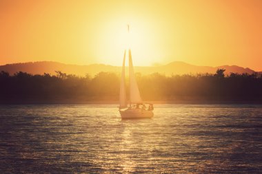 Yelkenli yat karşı günbatımı