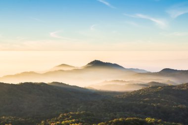 Güzel gündoğumu ve sis, Doi Inthanon Milli Parkı, Chiang Mai, Tayland