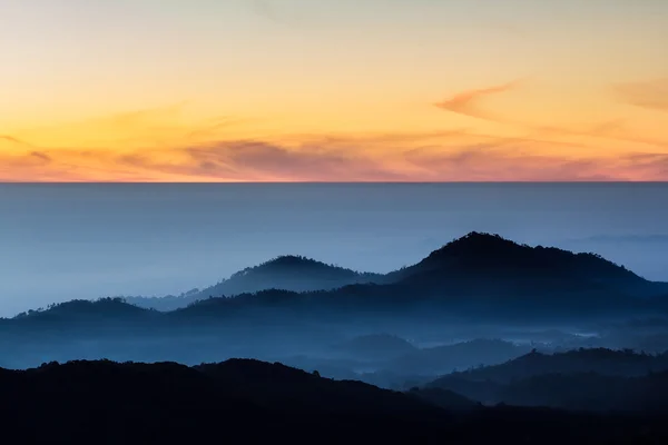 Beautiful sunrise and mist at Doi Inthanon National park, Chiang Mai, Thailand — стоковое фото