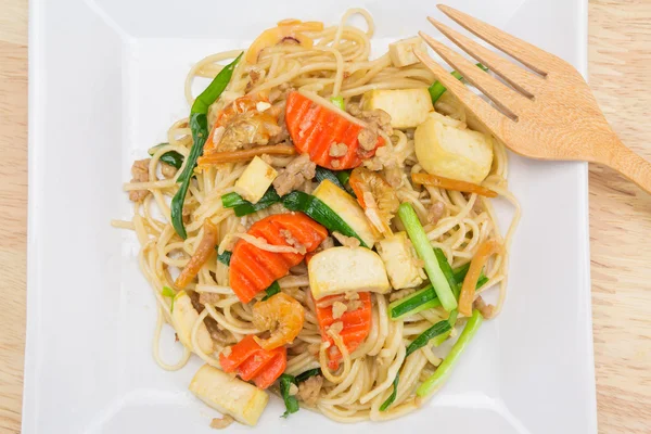 Stir-fried noodles, Chinese style — Stock Photo, Image