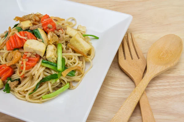 Stir-fried noodles, Chinese style — Stock Photo, Image