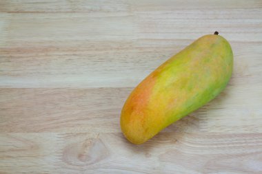 Ahşap bir arka planda mango