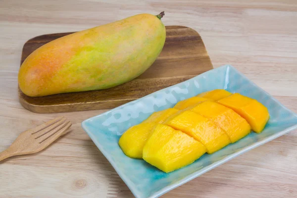 Ahşap bir arka planda mango — Stok fotoğraf