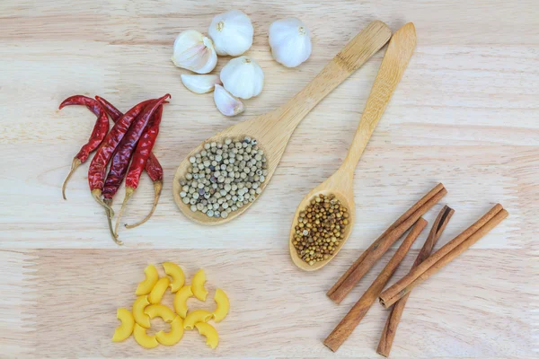 Canela, Pimientos secos, Semillas de cilantro, pimienta blanca, Macarrones Pasta — Foto de Stock