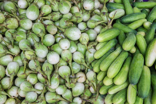 Зеленые баклажаны и огурцы на продажу на рынке, Таиланд — стоковое фото