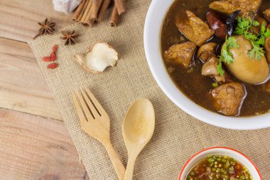 Demlenmiş Domuz eti ve yumurta içinde et suyu ahşap tablo