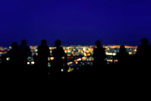 Turistas desfocados e luzes da cidade — Fotografia de Stock