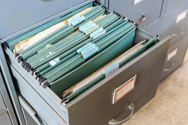 Carpetas de archivo en un archivador — Foto de Stock