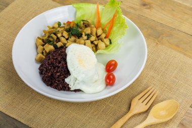 Fesleğen yaprakları ve pirinç ile baharatlı kızarmış tavuk