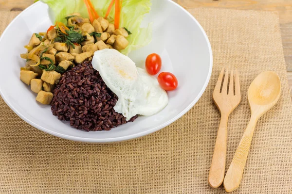 Pollo frito picante con hojas de albahaca y arroz — Foto de Stock