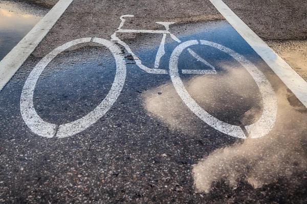 Wet bicycle Lane and reflection of clouds — 图库照片