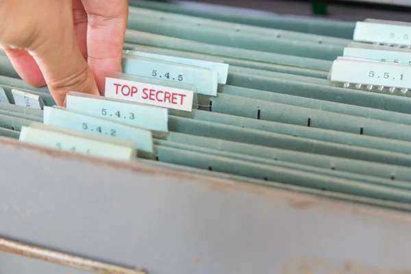 Pastas de arquivos em um armário de arquivamento — Fotografia de Stock