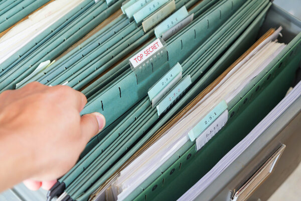 Файловые папки в шкафу
