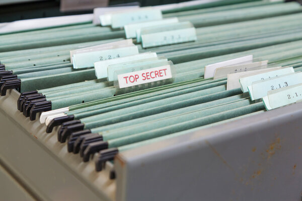 Файловые папки в шкафу
