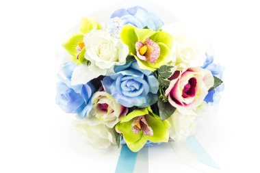 beyaz zemin üzerinde yapay çiçekler