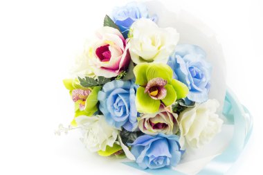 beyaz zemin üzerinde yapay çiçekler