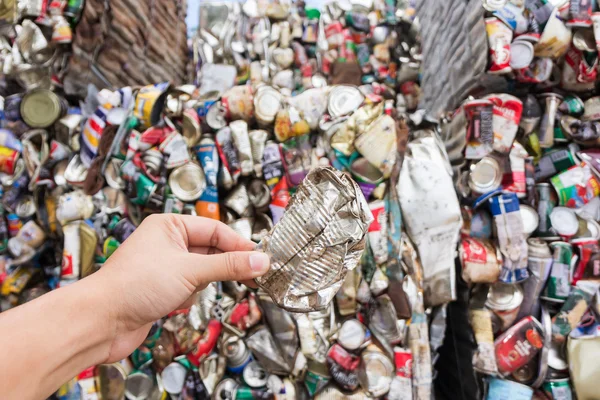 Hand bedrijf aluminium kan voor recycle — Stockfoto