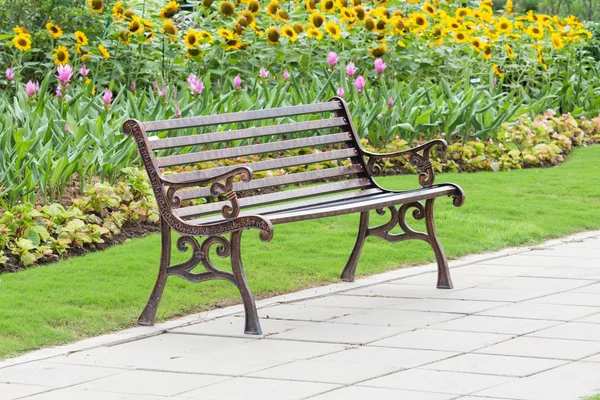 Ijzer Bank in een park — Stockfoto