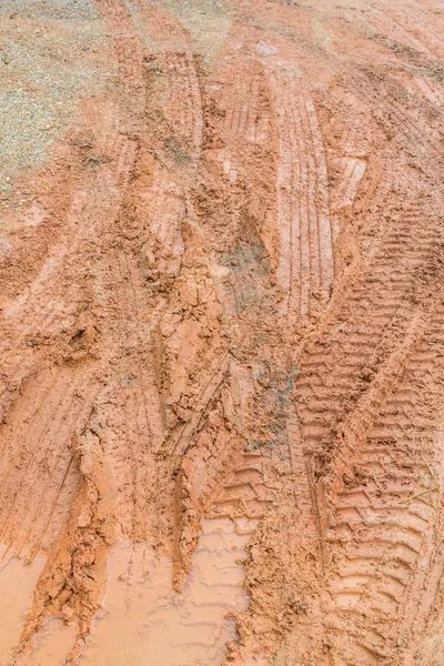 Tekerlek bir toprak yolda izler