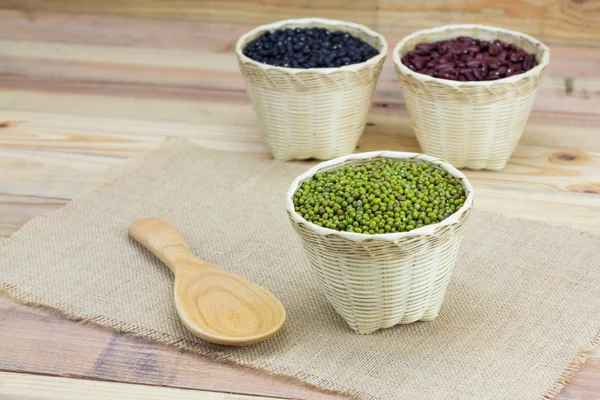 Frijol verde o mungo en cesta de bambú — Foto de Stock