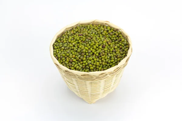 Frijol verde o frijol mungo en cesta de bambú aislado en blanco — Foto de Stock