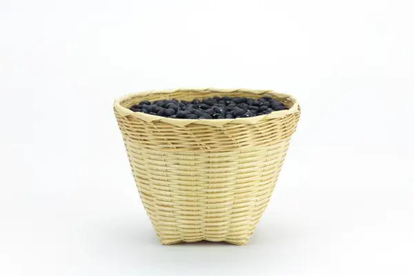 白で隔離竹かごの黒豆 — ストック写真