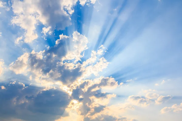光と雲のビーム — ストック写真