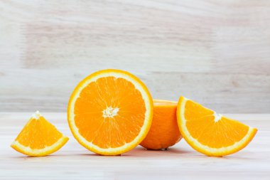 Ahşap arka plan üzerinde taze portakal dilim