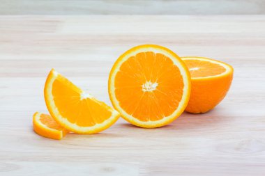 Ahşap arka plan üzerinde taze portakal dilim