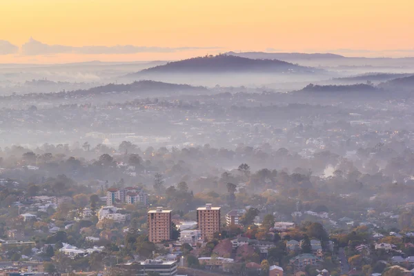 日出的布里斯班市从山白骨顶临屋区的视图。昆士兰，澳大利亚. — 图库照片