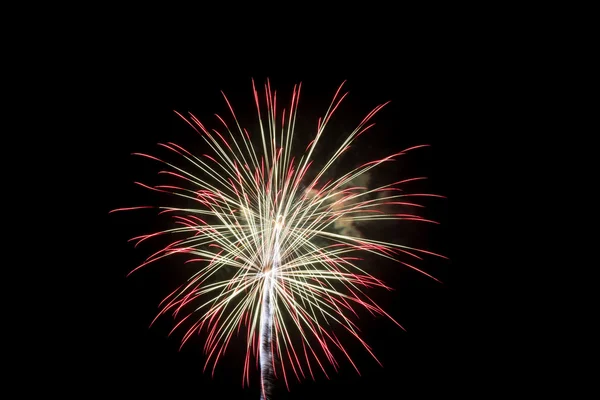 Fogos de artifício coloridos sobre o céu escuro — Fotografia de Stock