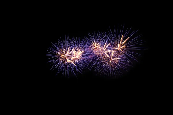 Fogos de artifício coloridos sobre o céu escuro — Fotografia de Stock