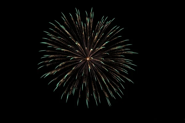 Fogos de artifício coloridos sobre o céu escuro — Fotografia de Stock